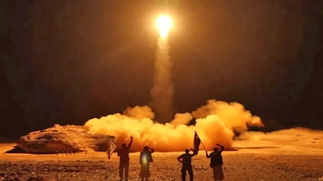 الحوثيون يعلنون تنفيذ ثلاث عمليات في البحرين الأحمر والعربي