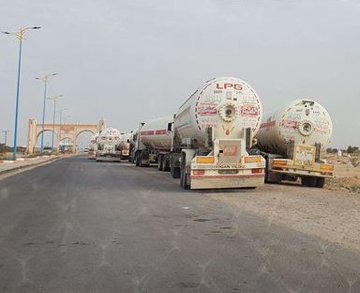 شبوة.. متنفذ يتبع المحافظ يوقف مرور شاحنات الغاز والنفط القادمة من مأرب