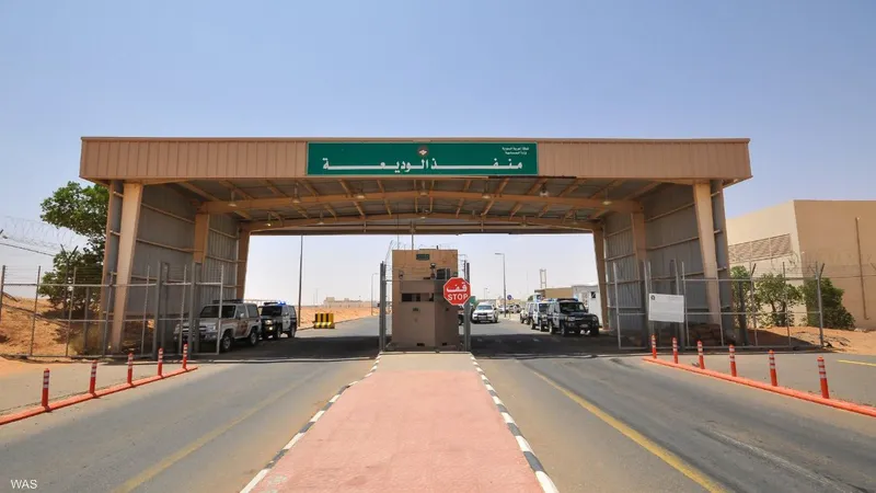 معبر الوديعة البري، الرابط بين اليمن والسعودية، بمحافظة حضرموت. 