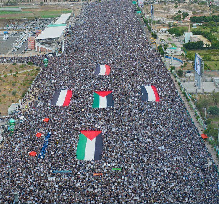 حشود جماهيرية كبيرة في صنعاء تهتف لفلسطين 
