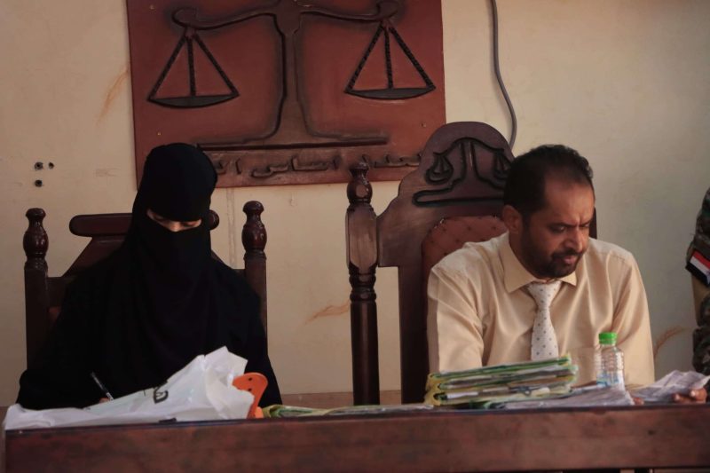 رئيس المحكمة الجزائية المتخصصة القاضي يحيى السعيدي خلال إصداره أحكام الإعدام خلال جلسة اليوم الأربعاء