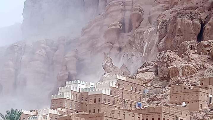 حضرموت.. انهيار صخري في “دوعن” يهدد منازل المواطنين (فيديو)