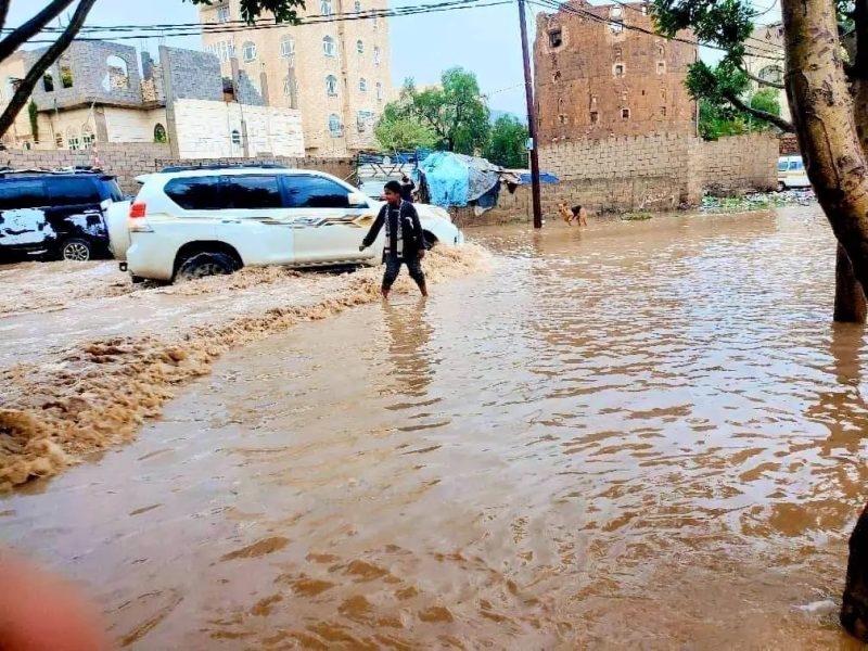 عشرات الضحايا وآلاف المشردين خلال موجة أمطار وسيول ضربت اليمن