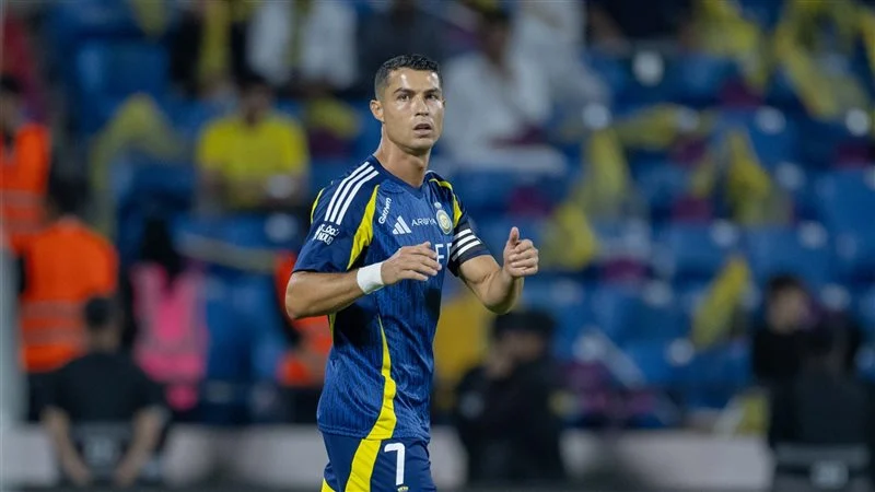 تصرف “غريب” من رونالدو مع زملائه على هامش خسارة النصر من الهلال