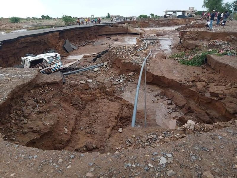 سيول الأمطار دمرت طريق دولي بمنطقة القناوص قبل وصولها لمدينة الحديدة 