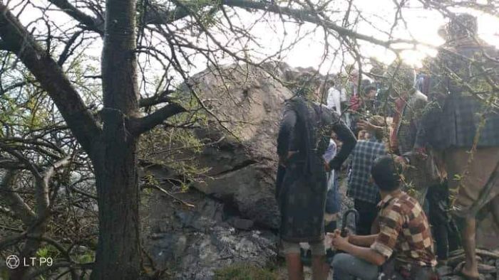 سكان محليون يبحثون عن الطفل العالق