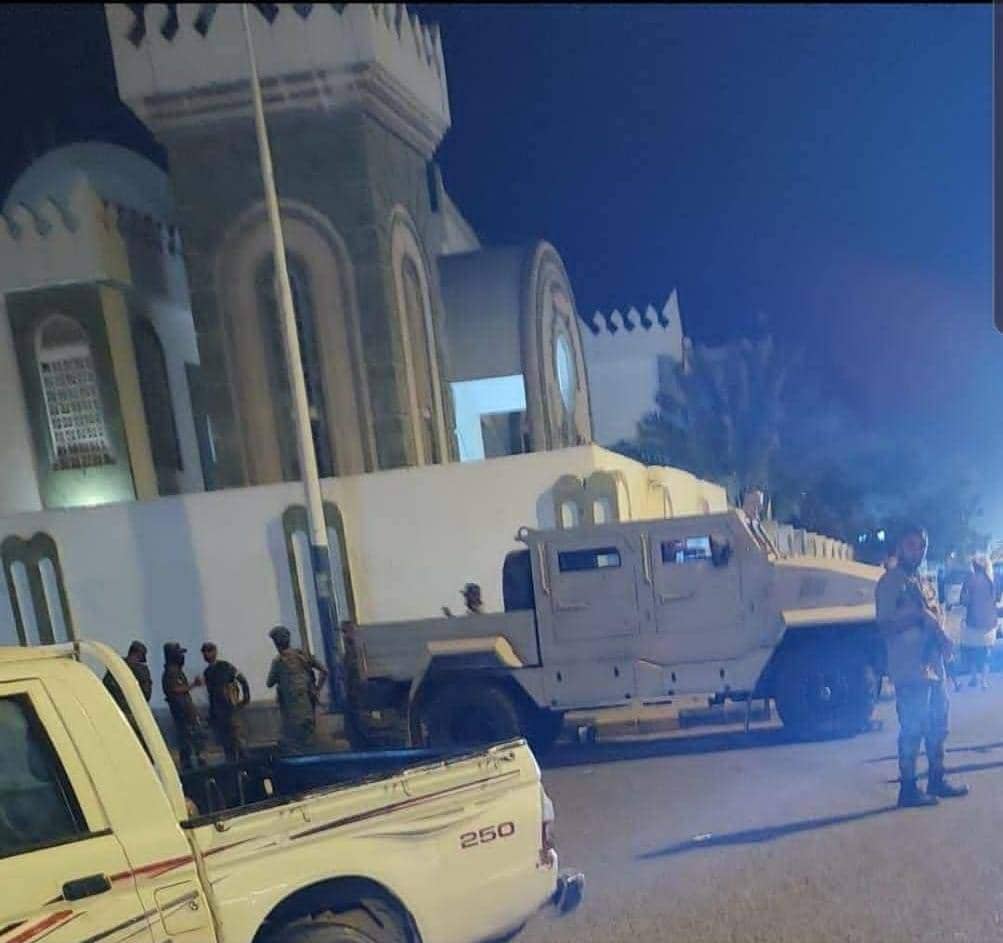 مدرعة إماراتية في شوارع مدينة عدن. 