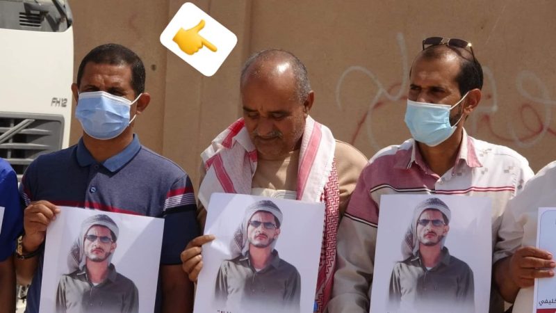 عبدالله الخليفي وهو يرفع صورة نجله سالم الذي قُتل برصاص مليشيا دفاع شبوة التابعة للإمارات