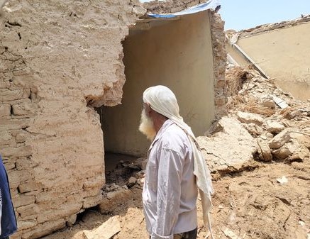 تهدم منازل المواطنين بفعل الأمطار والسيول في منطقة "كدمة بن لعور" شرق مديرية خنفر بمحافظة أبين