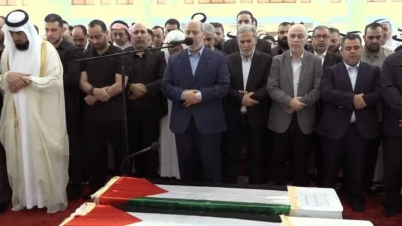 القيادي في حماس خليل الحية يؤم المصلين على إسماعيل هنية
