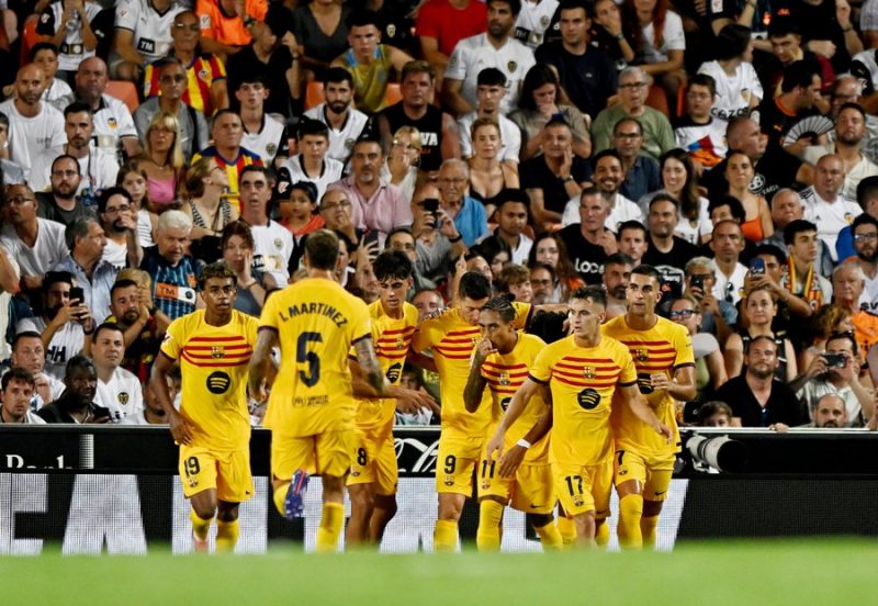 برشلونة يفوز بصعوبة على فالنسيا في مستهل مبارياتهما بالدوري الإسباني