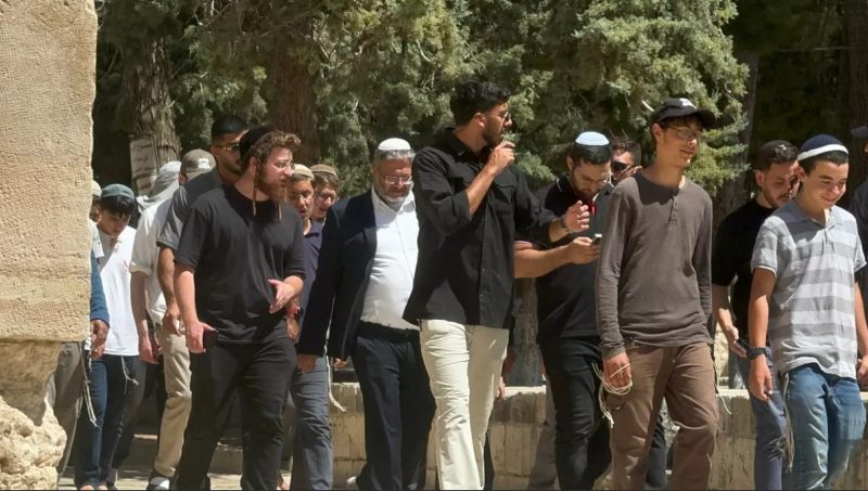 الوزير المتطرف ين غفير يتقدم المقتحمين صباح اليوم