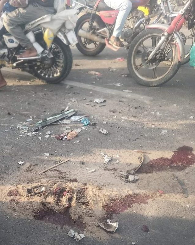 آثار الحادث المروع الذي تعرض قائد الدراجة النارية