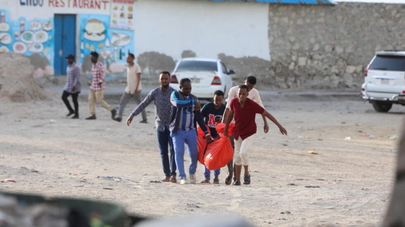 مواطنون يحملون جثة سقطت في التفجير