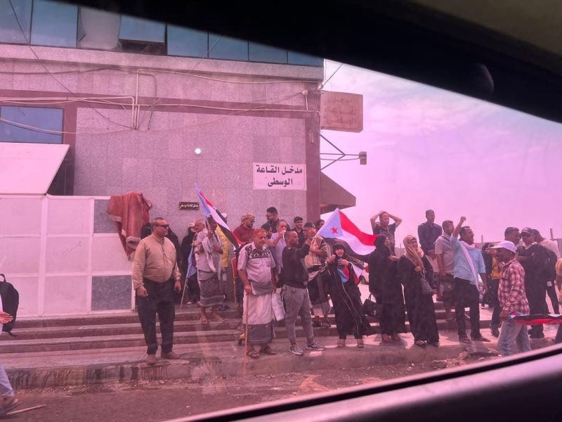 عناصر الانتقالي خارج قاعة انعقاد "منتدى الشباب الفاعلين 3"
