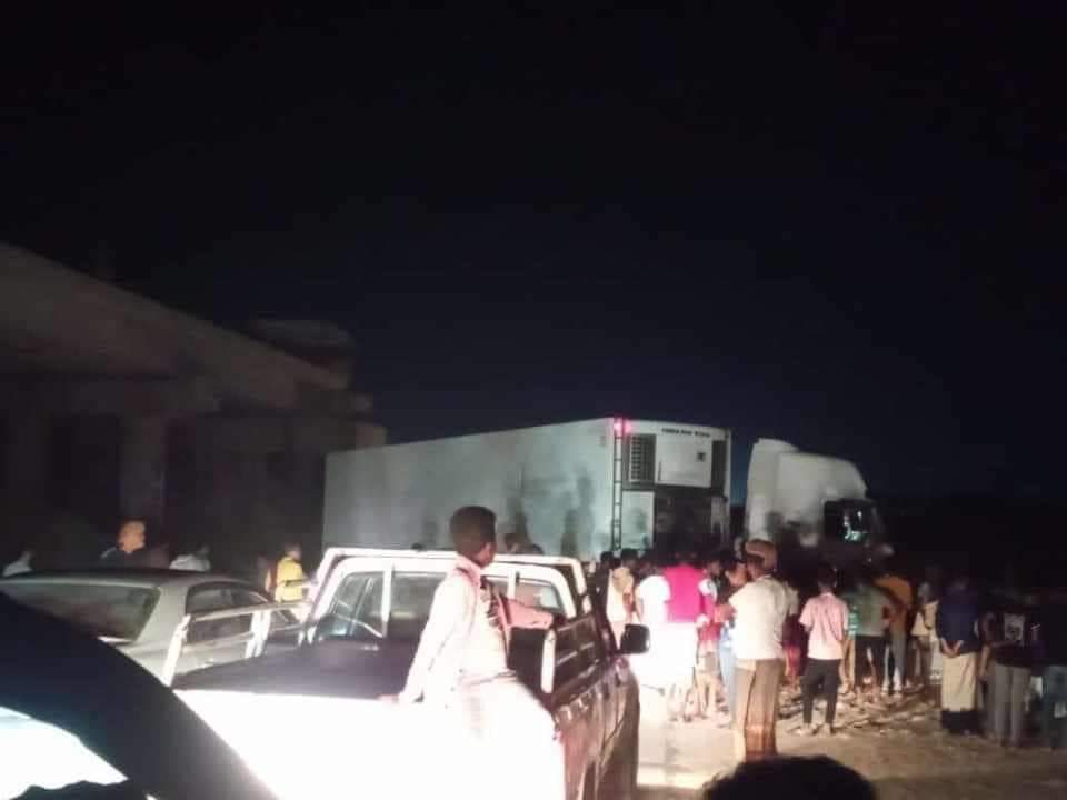 ابناء شحير يقطعون الخط الدولي احتجاجاً على منع الصيادين من الصيد في بحر شحير لأكثر من 9 سنوات بحجة الدواعي الأمنية