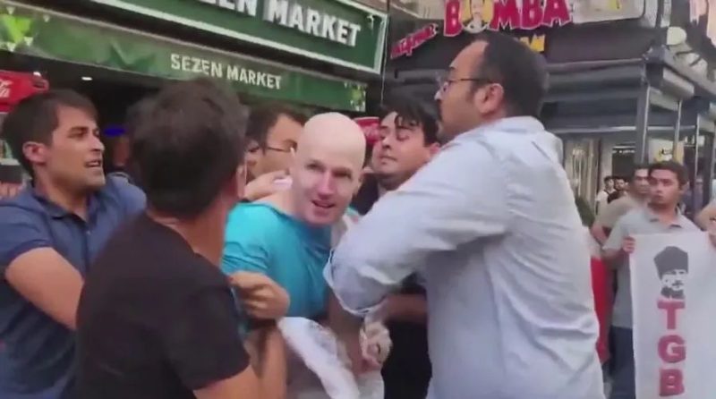مواطنون أتراك يعتدون على أحد الجنود الأمريكيين