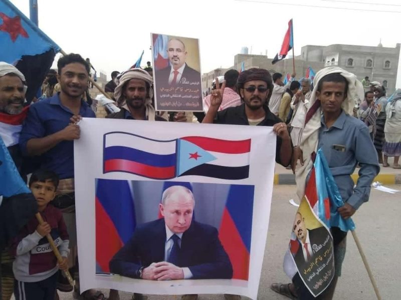 موالون للانتقالي يحملون صورة بوتين باعتباره الرئيس الأجنبي "الأقرب" للانتقالي