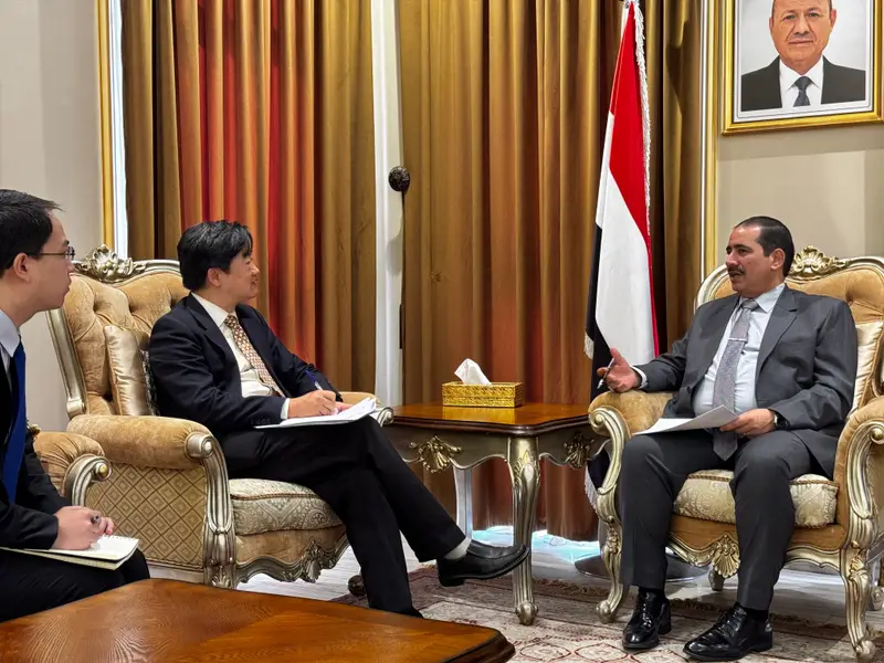 وزير الداخلية يبحث مع القائم بأعمال السفارة الصينية سبل التعاون في التدريب والدعم الأمني
