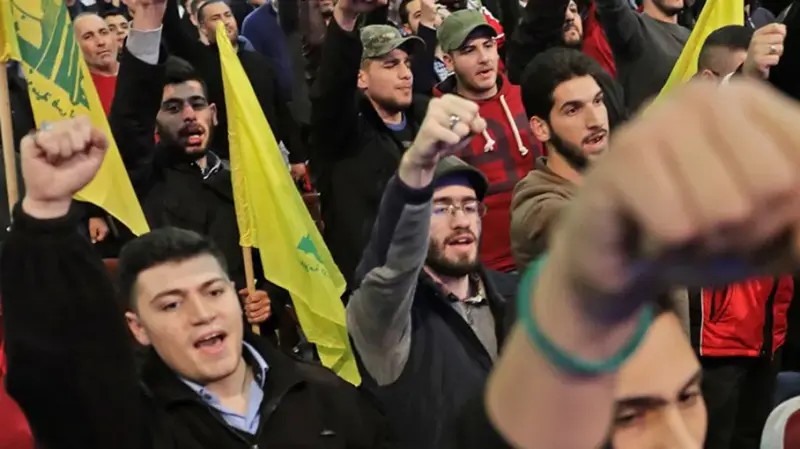 الغارديان: اللبنايين وضعوا ثقتهم بحزب الله وأنه لن يتخلى عنهم