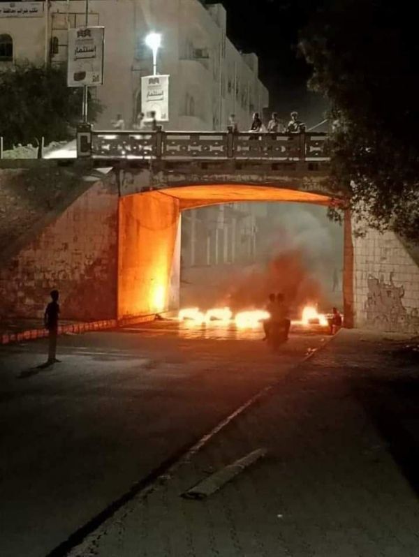 المكلا وساحل حضرموت في ظلام دامس: اتهامات لمحافظ حضرموت بقطع الكهرباء والأهالي يقطعون الشوارع احتجاجًا