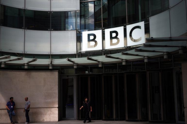 مذيع بارز في BBC يهاجم طالبا مؤيدا لفلسطين بشدة .. وصفه بـ”المعتوه”