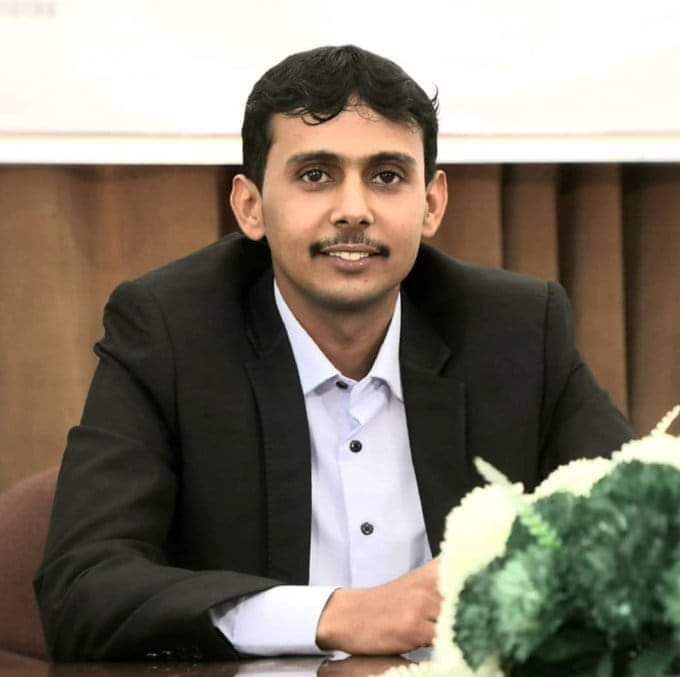 ناطق لجنة اعتصام المهرة يدين العدوان الأمريكي البريطاني على اليمن