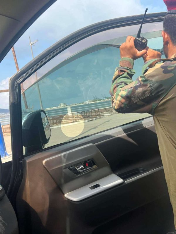 إعلامي ينتقد تعامل بعض نقاط التفتيش في عدن
