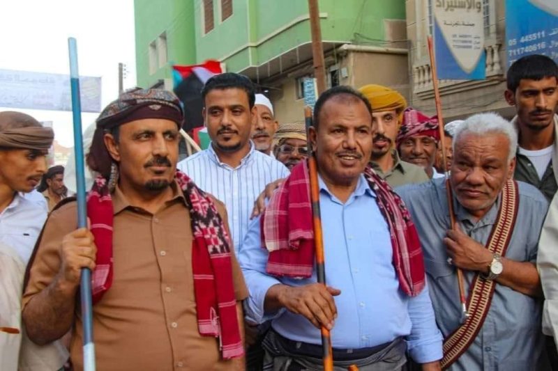 انتقادات واسعة للمحافظ بن ماضي .. حضرموت تحترق والمحافظ (يرقص)