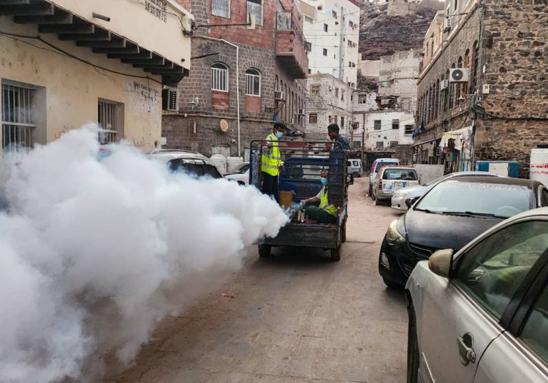عدن: حملة رش ضبابي لمكافحة الحشرات في صيرة بعد هطول الأمطار