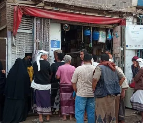 برنامج الغذاء العالمي يُسقط آلاف المستفيدين من المساعدات النقدية في عدن