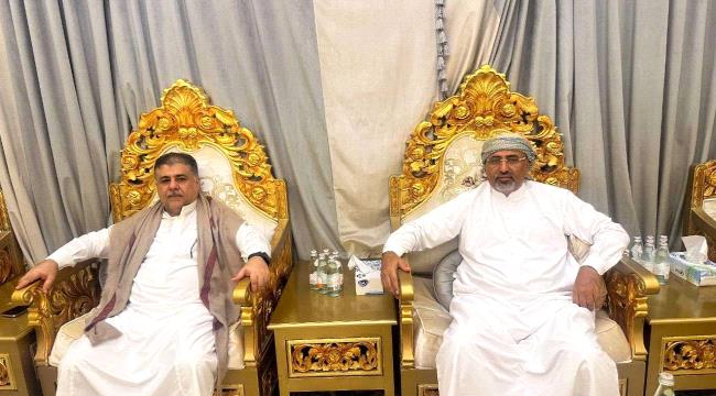 الزبيدي والعيسي.. لقاءٌ مفاجئٌ في أبوظبي يثير التساؤلات حول مستقبل الجنوب
