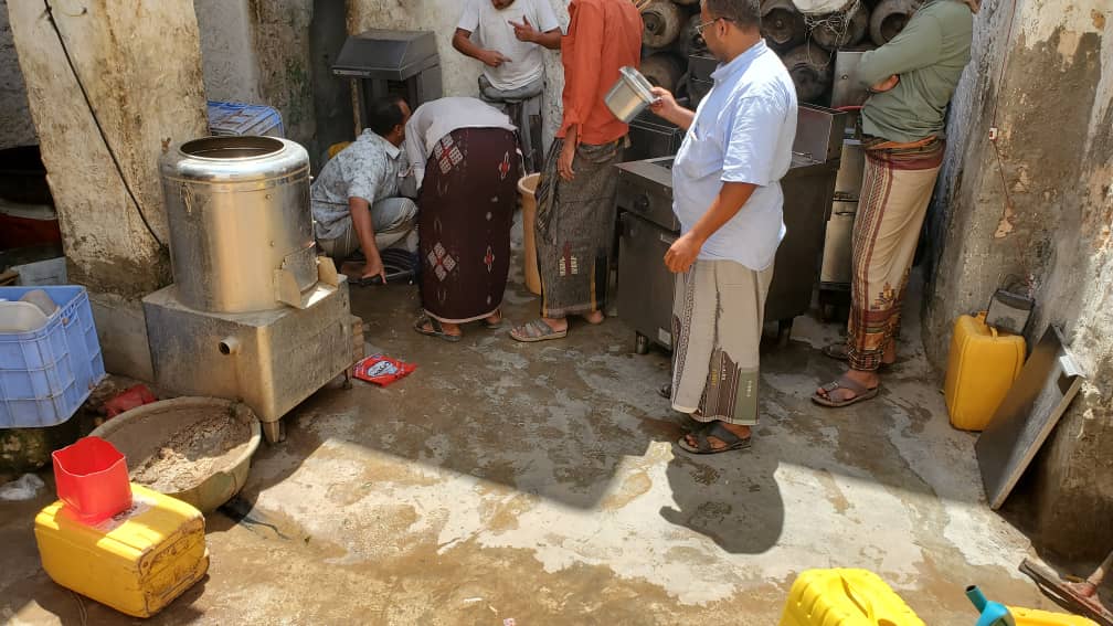 حضرموت.. مكتب الاشغال العامة بالشحر يغلق 3 محلات لبيع الشاورما