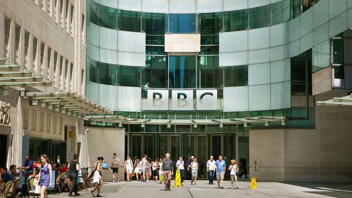 تقرير: أكثر من 100 موظف في ” BBC” يتهمون الهيئة بالانحياز لصالح اسرائيل