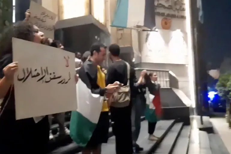 مظاهرة في مصر تنديداً بعبور سفينة حربية إسرائيلية قناة السويس