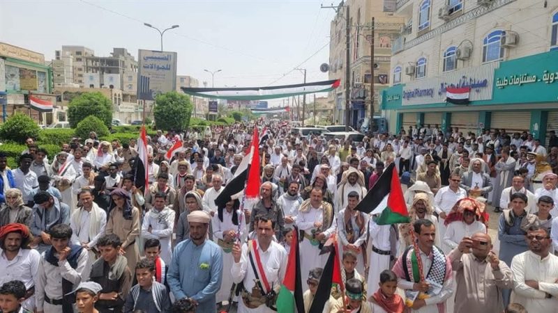 مظاهرات حاشدة في عدة محافظات يمنية دعماً لفلسطين ومطالبة بوقف “حرب الإبادة”