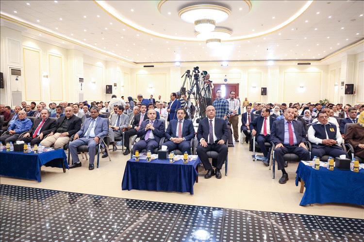 رئيس الوزراء يدشن مشروعاً لتطوير 12 كلية مجتمع في اليمن