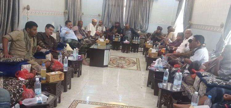 وزير الدفاع يلتقي مشائخ ابين ويؤكد أن قضية عشال تحظى باهتمام الجميع