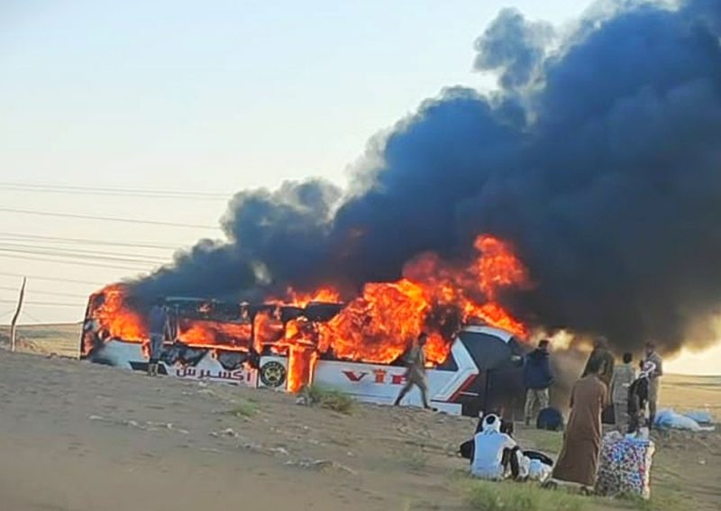 حريق يلتهم حافلة نقل جماعي في طريق صافر بمحافظة مأرب