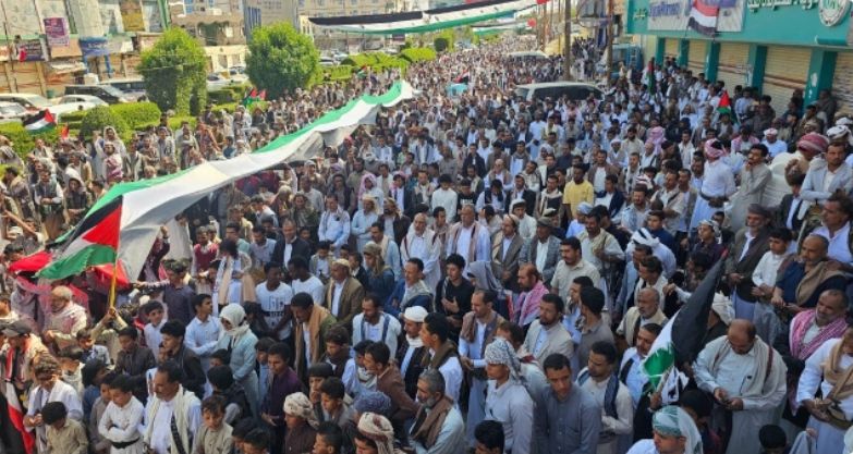 مظاهرات حاشدة في عدة محافظات يمنية نصرةً لفلسطين ومطالبة بوقف “حرب الإبادة”