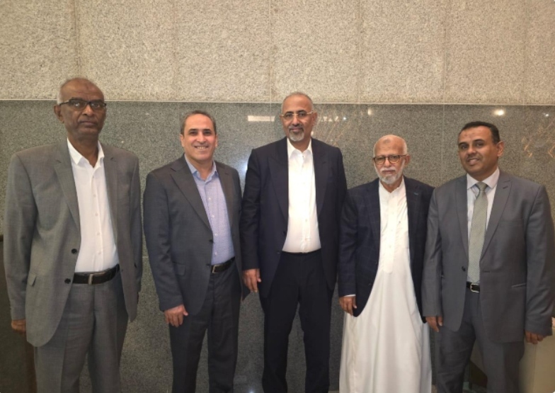 لقاء نادر يجمع الزبيدي وقيادات الإصلاح: هل تخضع الإمارات للسعودية؟