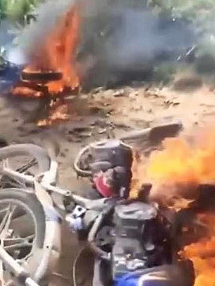 إب: عصابة مسلحة تحرق دراجات نارية لترهيب شهود عيان