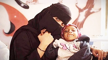 تعز.. محكمة تقضي بإدانة المتهمين في قضية ابتزاز الناشطة سارة علوان