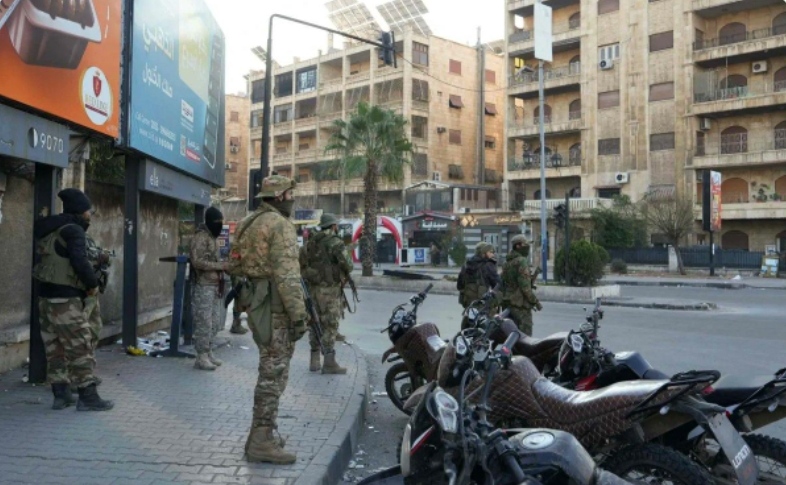 بعد حلب وإدلب.. المعارضة السورية تتقدم باتجاه “حماة” وجيش الأسد يسلم مواقعه لـ”قسد” المدعومة أمريكياً