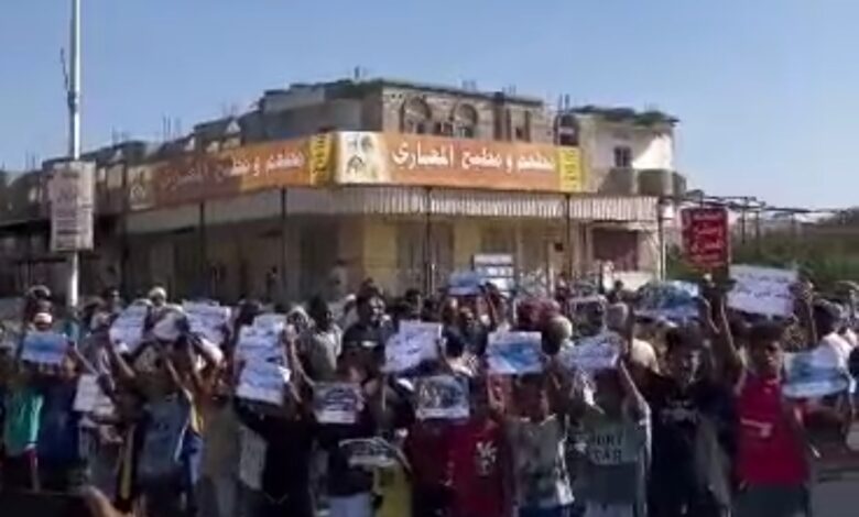 صيادو شحير يحتجون على منعهم من الصيد قرب مطار الريان الدولي