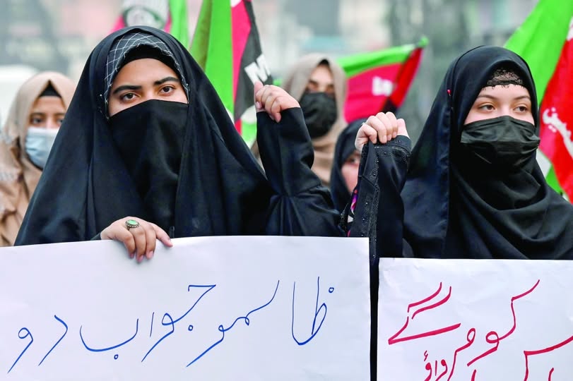 مسلمون يحملون لافتات ويرددون شعارات خلال مسيرة احتجاجية ضد الهجمات الطائفية في منطقة كورام في باراتشينار، مقاطعة خيبر بختونخوا الجبلية، في لاهور.أ.ف.ب