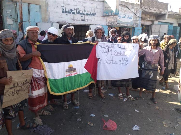 أبين: وقفة احتجاجية في المحفد تندد بتدهور الأوضاع المعيشية والاقتصادية