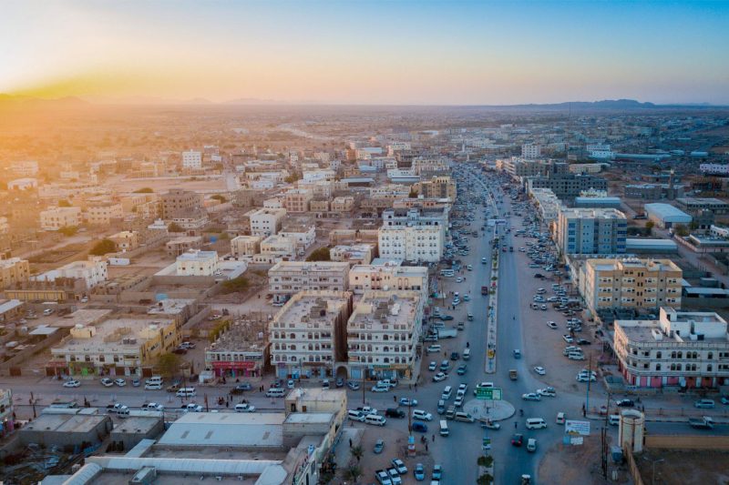 شبوة: معلمون بلا رواتب ومحافظ غائب في الإمارات للشهر الثاني