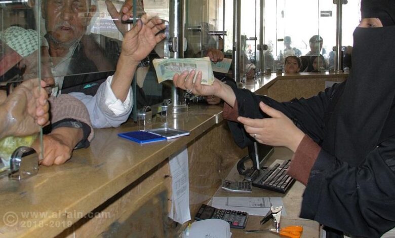 تأخر الرواتب يدفع اليمن إلى حافة الانهيار التام