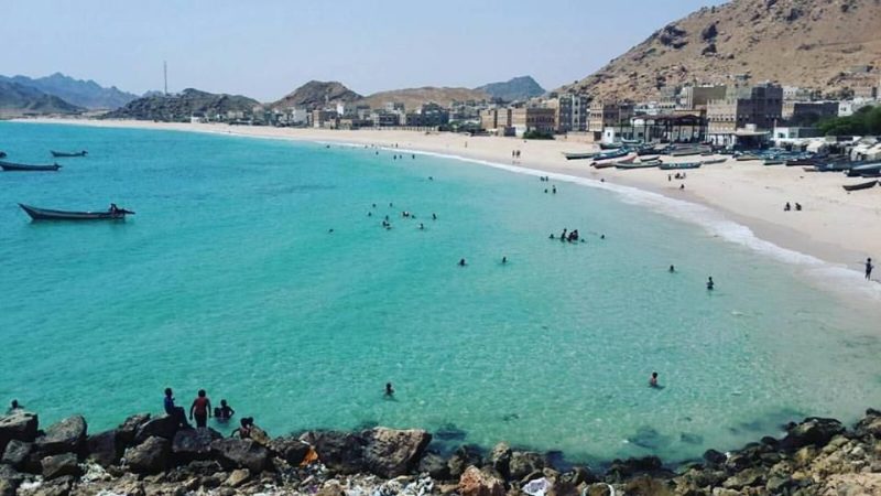 أبناء مديرية بروم ميفع غرب المكلا يشكون من تفاقم مشكلة المياه الراكدة وانتشار الحشرات والبعوض